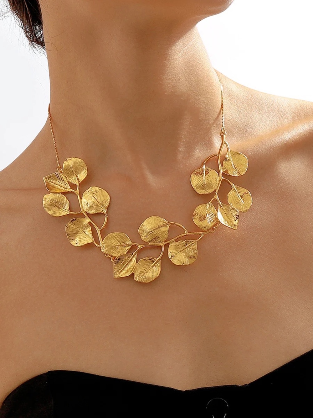 Commense Vintage Alloy Leaf Design Necklace